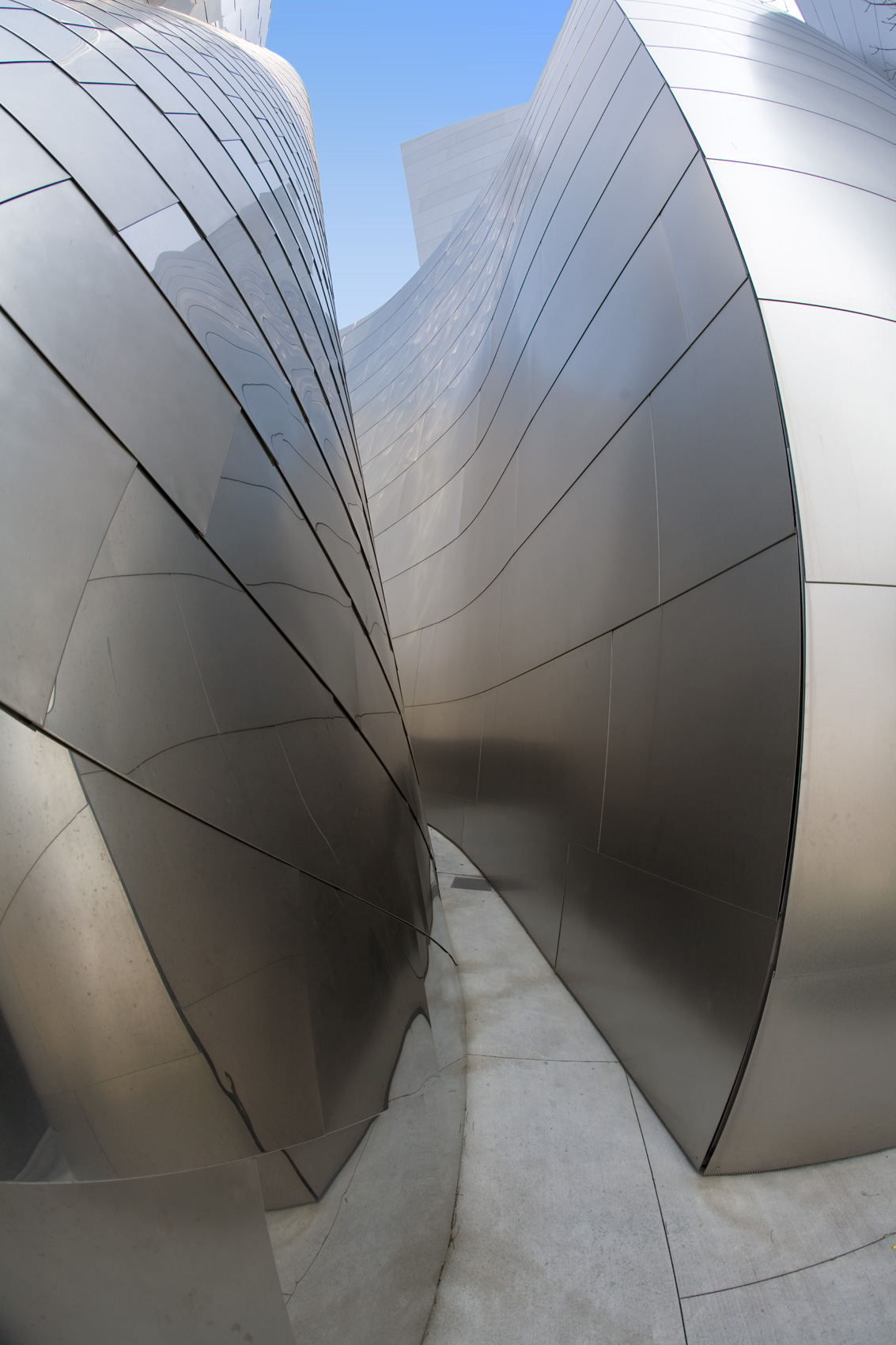 Vertical image of the metal hall of the Disney Concert Hall